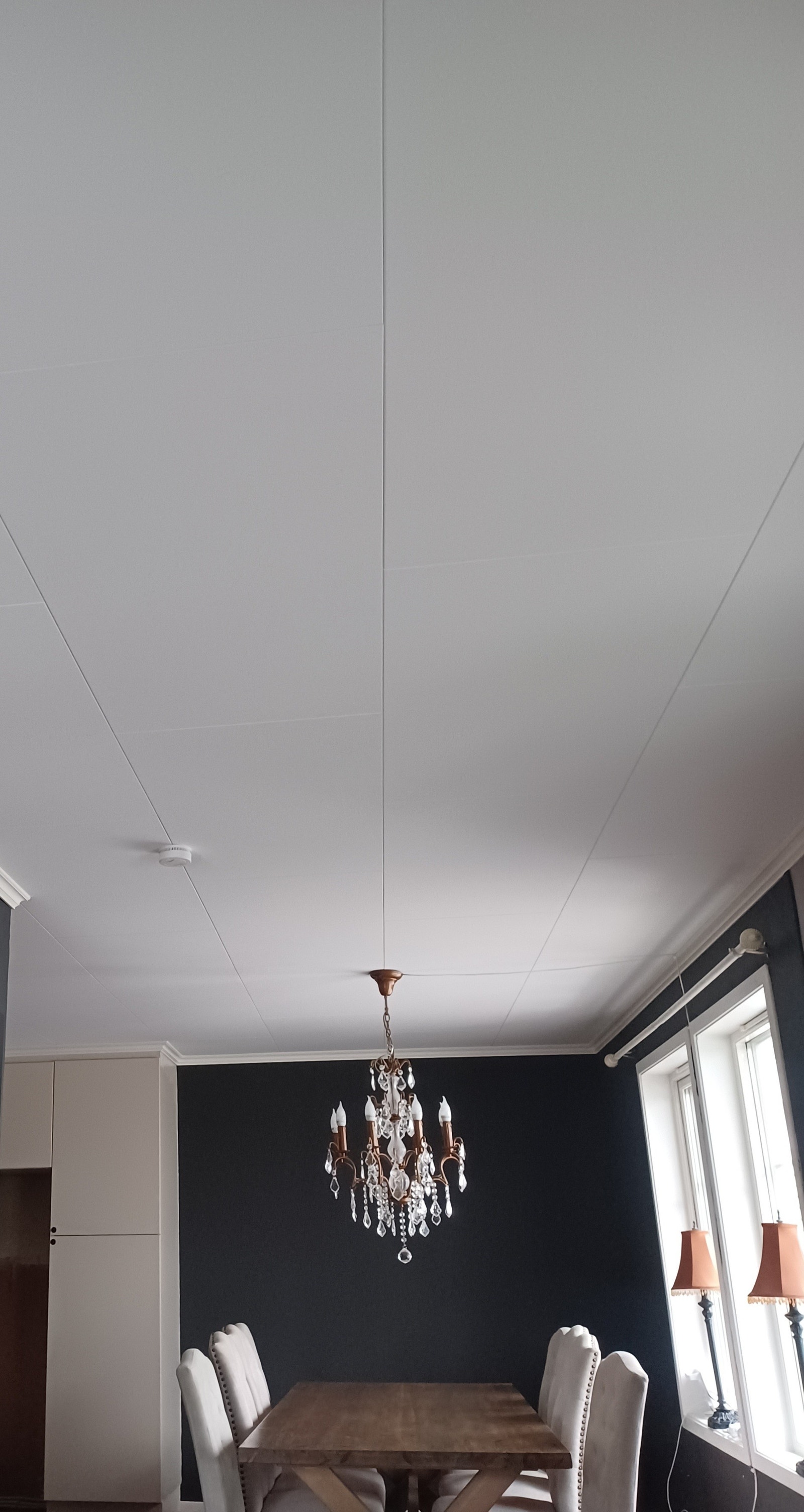 Nytt tak og nye taklister i stue, september 2024. Galleribilde