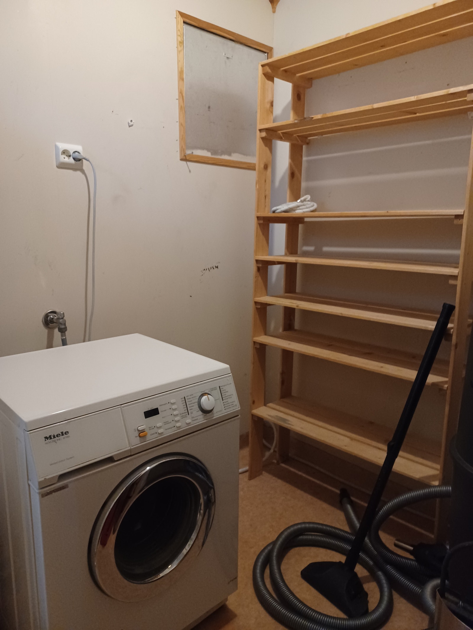 Vaskerommet har hylleoppbevaring. Galleribilde