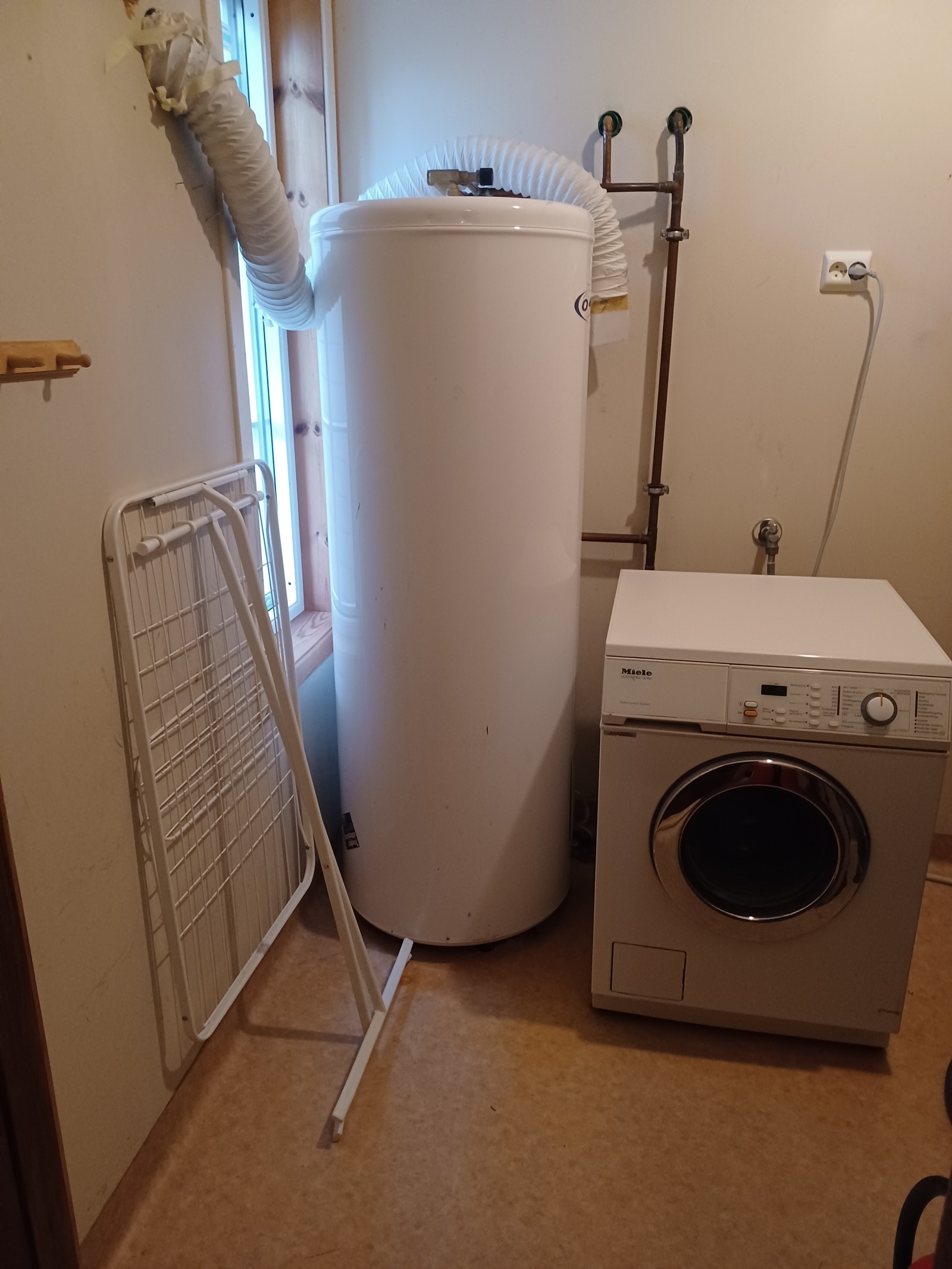 Vaskerom i 1.etasje. Varmvannsbereder på 300 liter. Galleribilde