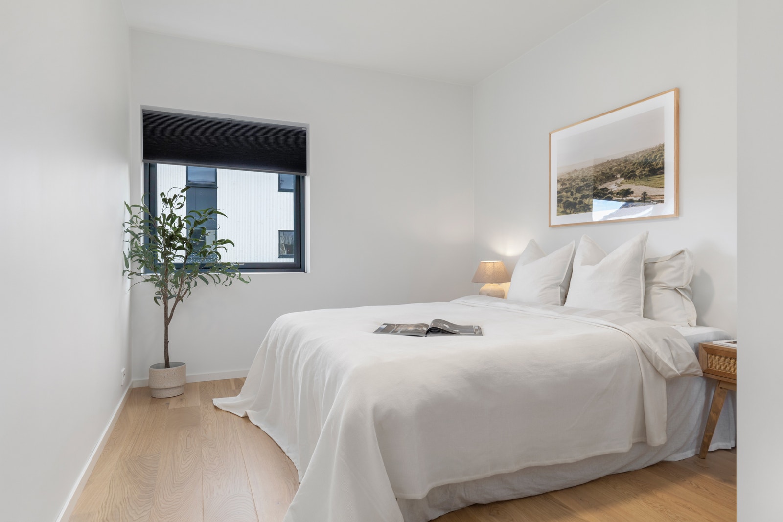 Romslig hovedsoverom med skyvedørsgarderobe. Galleribilde