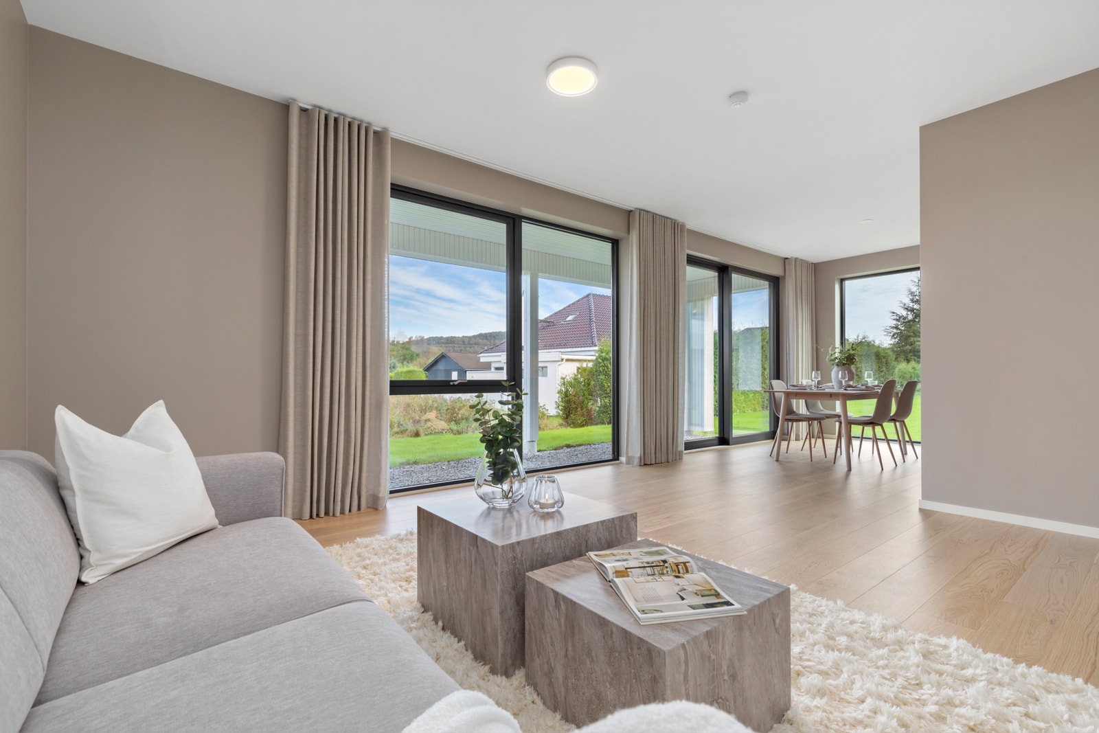 Store vindusflater og god takhøyde gir en god romfølelse. Galleribilde