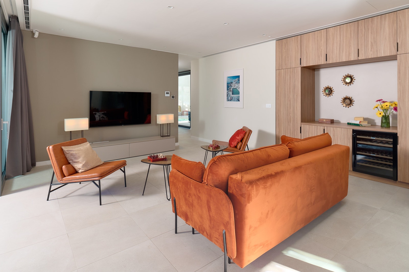 Stue i midtre etage, stor dobbel sovesofa Galleribilde