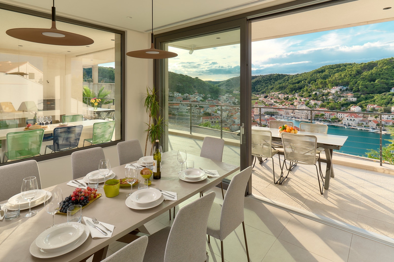 Spisebord inne. Totalt plass til 16 personer Galleribilde