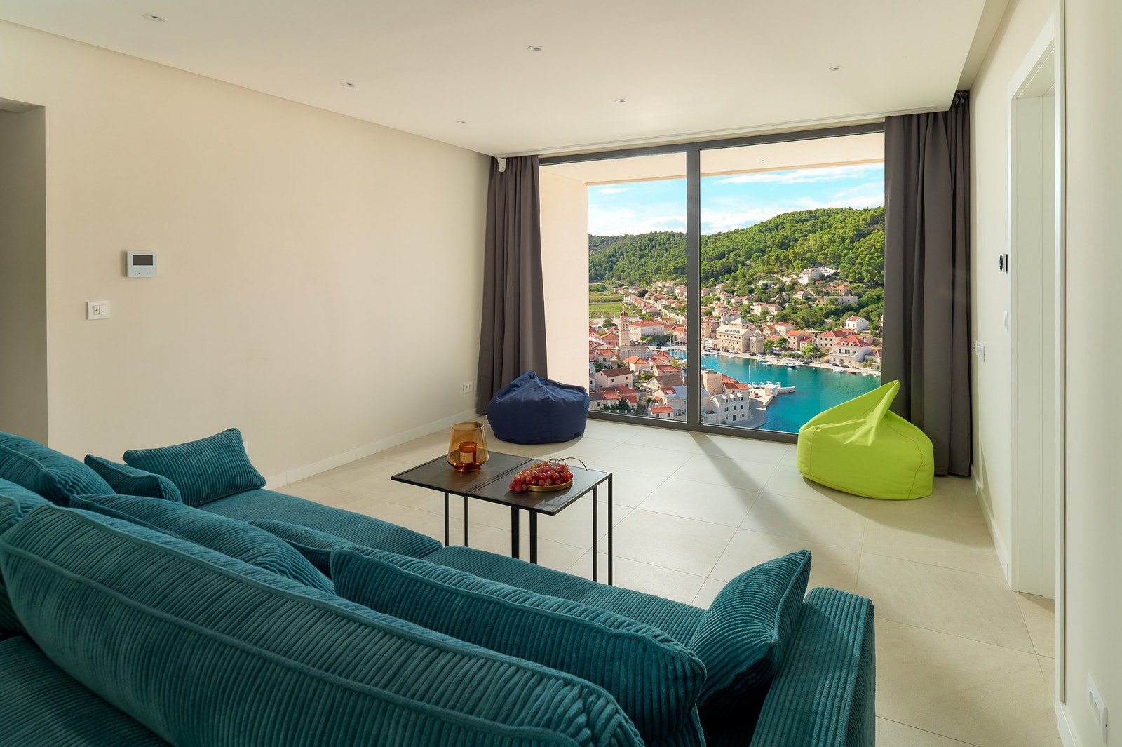 Stue i øvre etage, stor dobbel sovesofa og to enkle sovesofaer Galleribilde