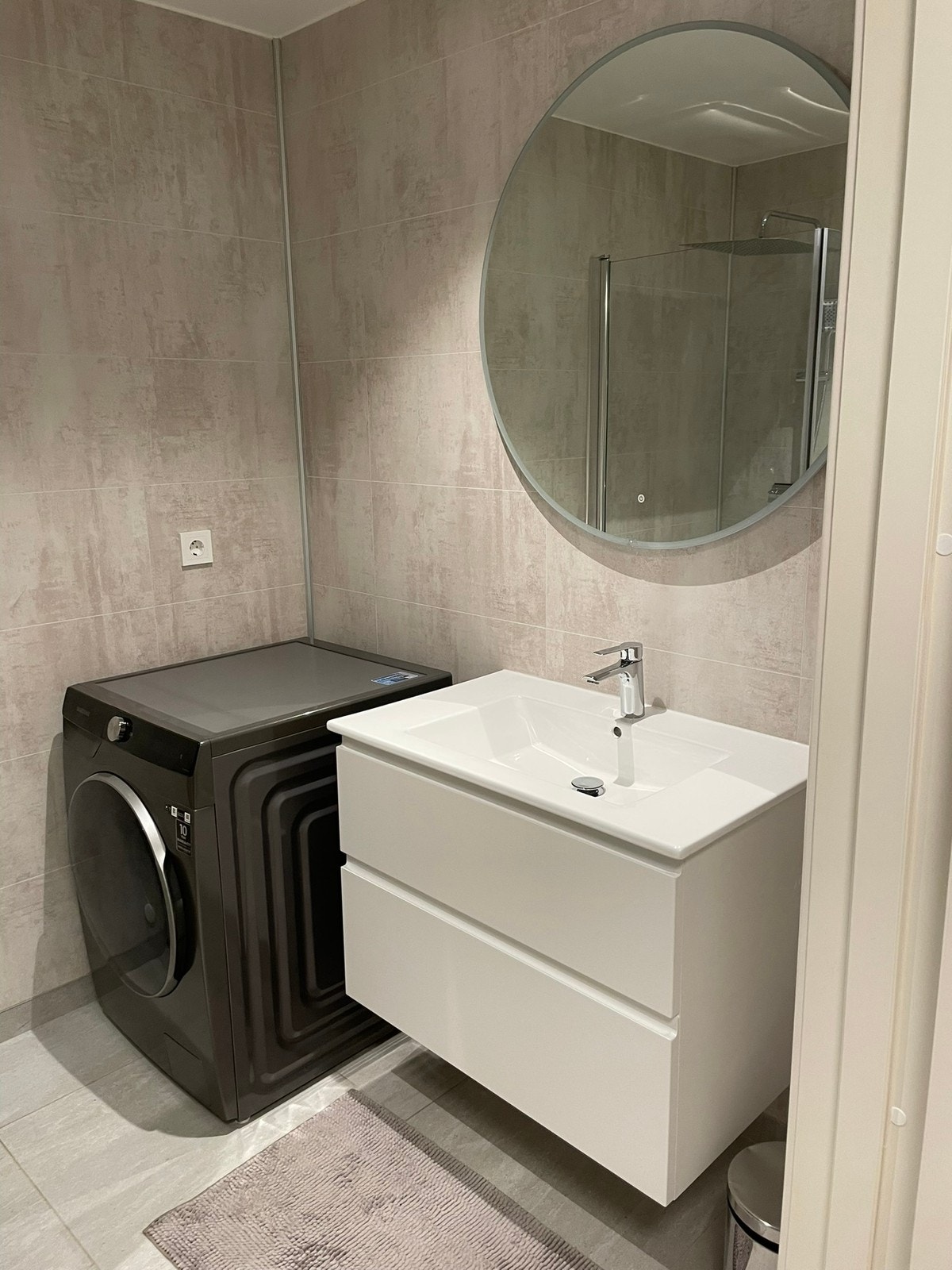 Bad med vaskemaskin Galleribilde