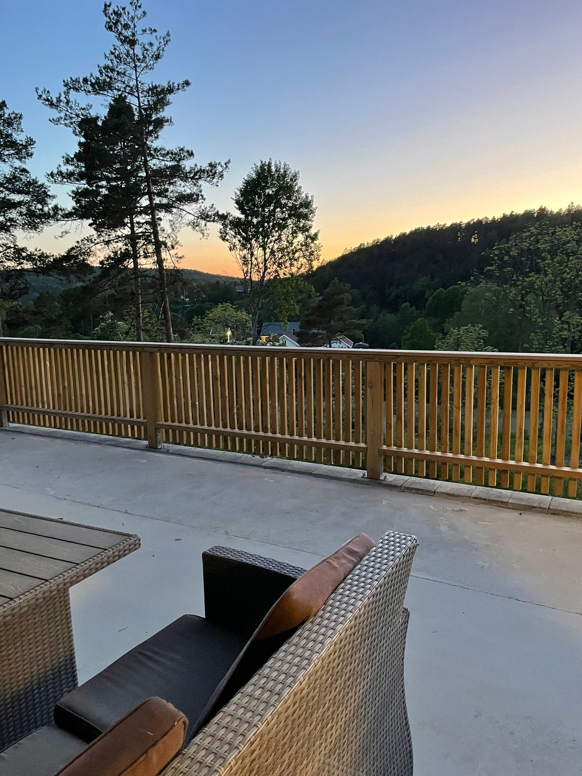 Vestvendt uteplass med kveldssol og utemøbler. Galleribilde