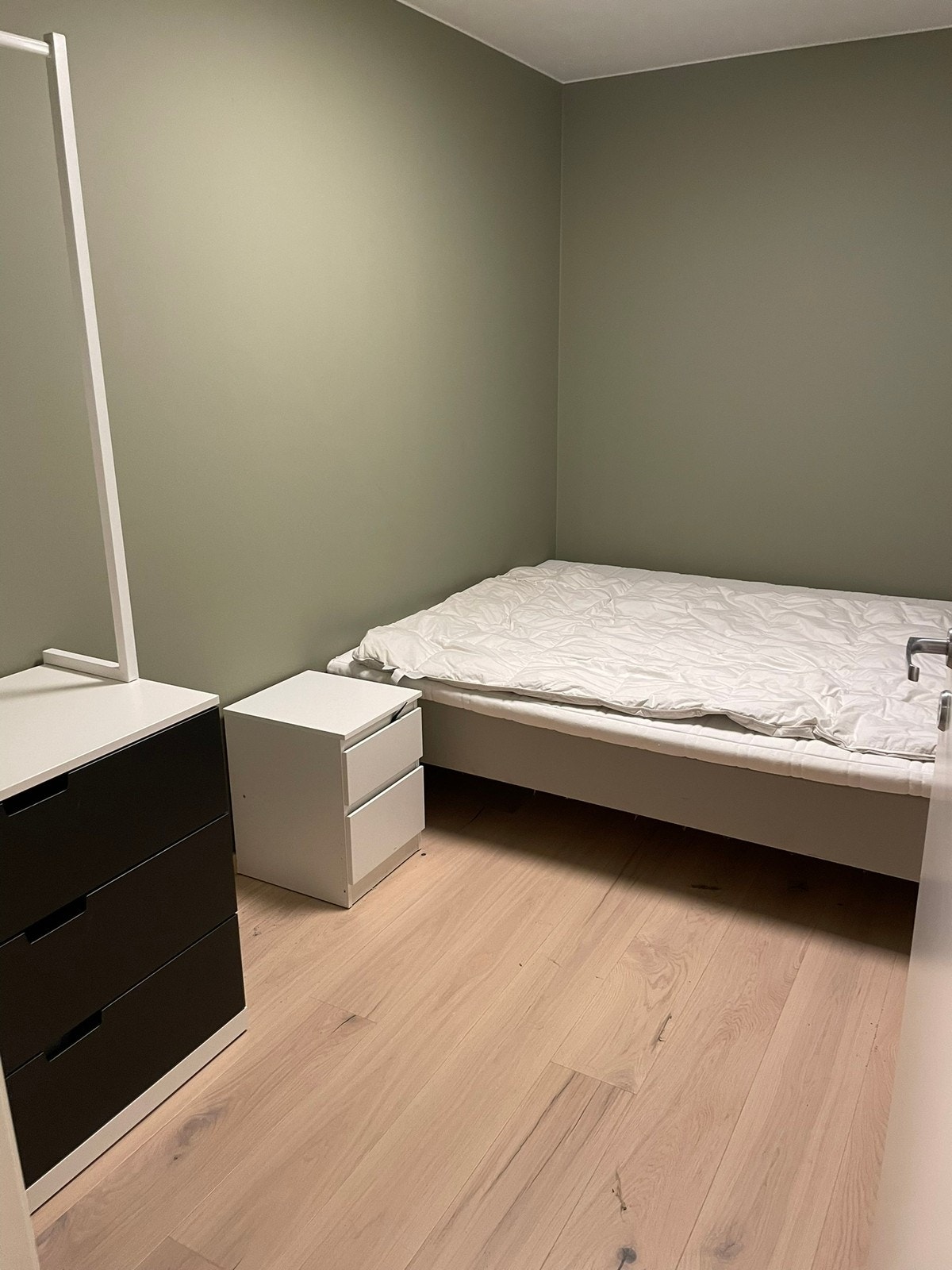 Soverom med plass til dobbeltseng. Galleribilde