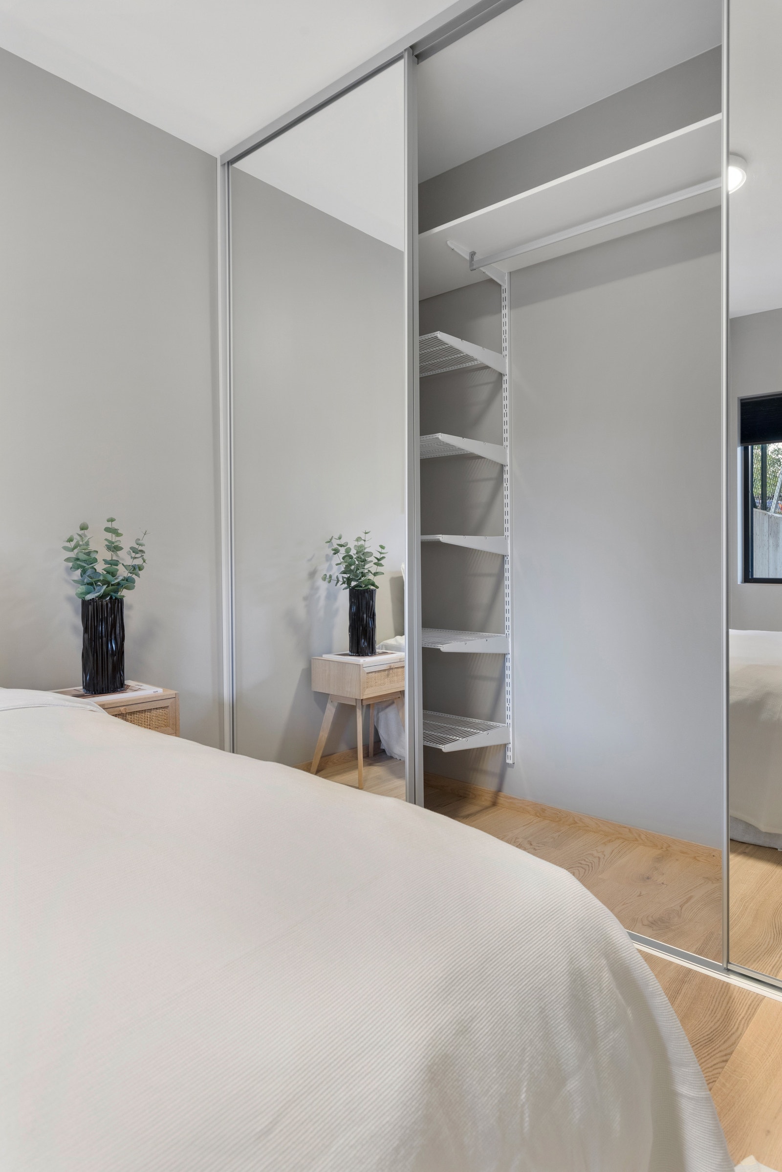 Det blir levert skyvedørsgarderobe med innredning på alle soverom. Galleribilde