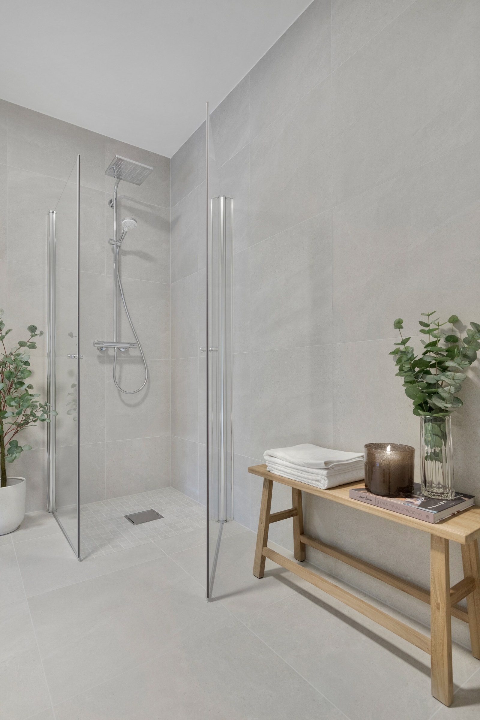 Boligen har gjennomgående høy standard med bl.a. regndusj og vegghengt toalett. Galleribilde