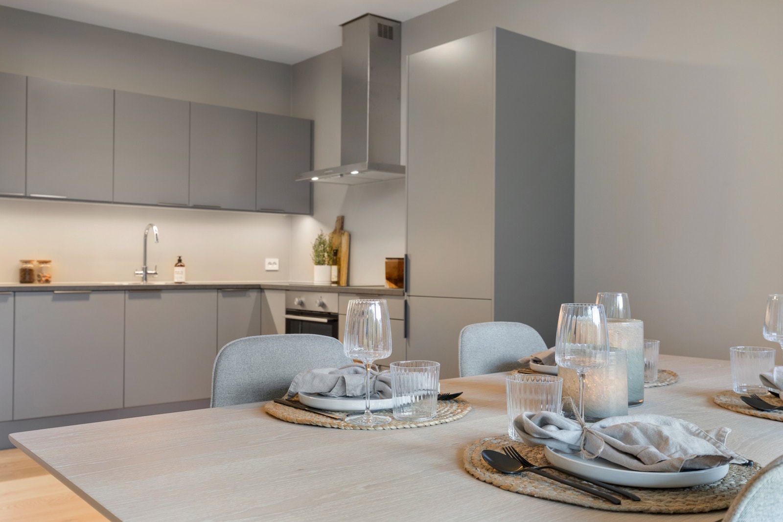 Romslig og åpen stue- og kjøkkenløsning. Galleribilde