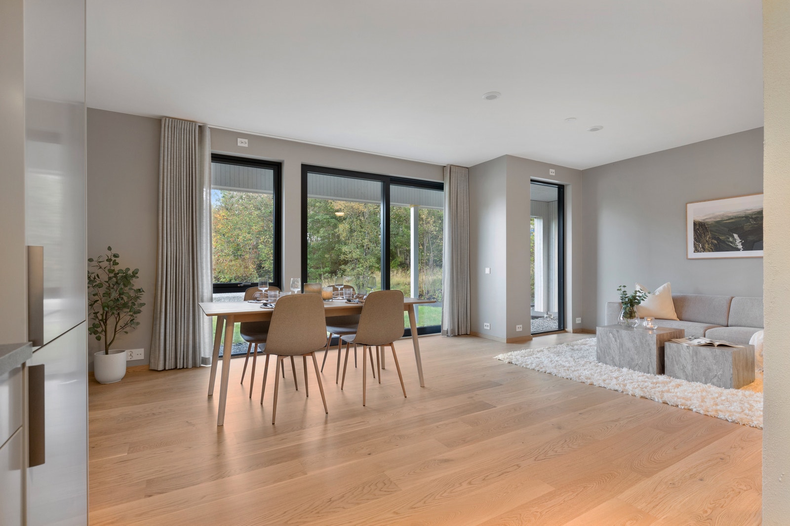 Lekker 1-stavs eikeparkett og listefri utførelse mot tak og vinduer som gir ett moderne uttrykk. Galleribilde