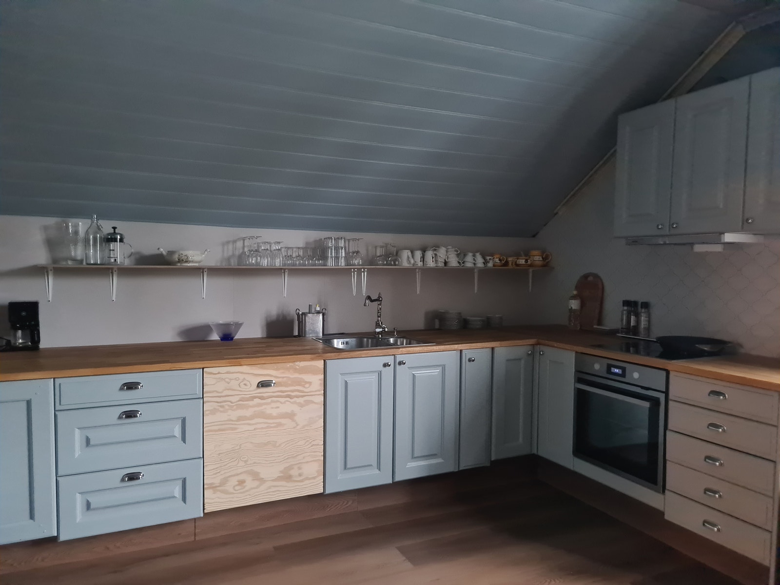 Felles kjøkken med god spiseplass og peisovn Galleribilde