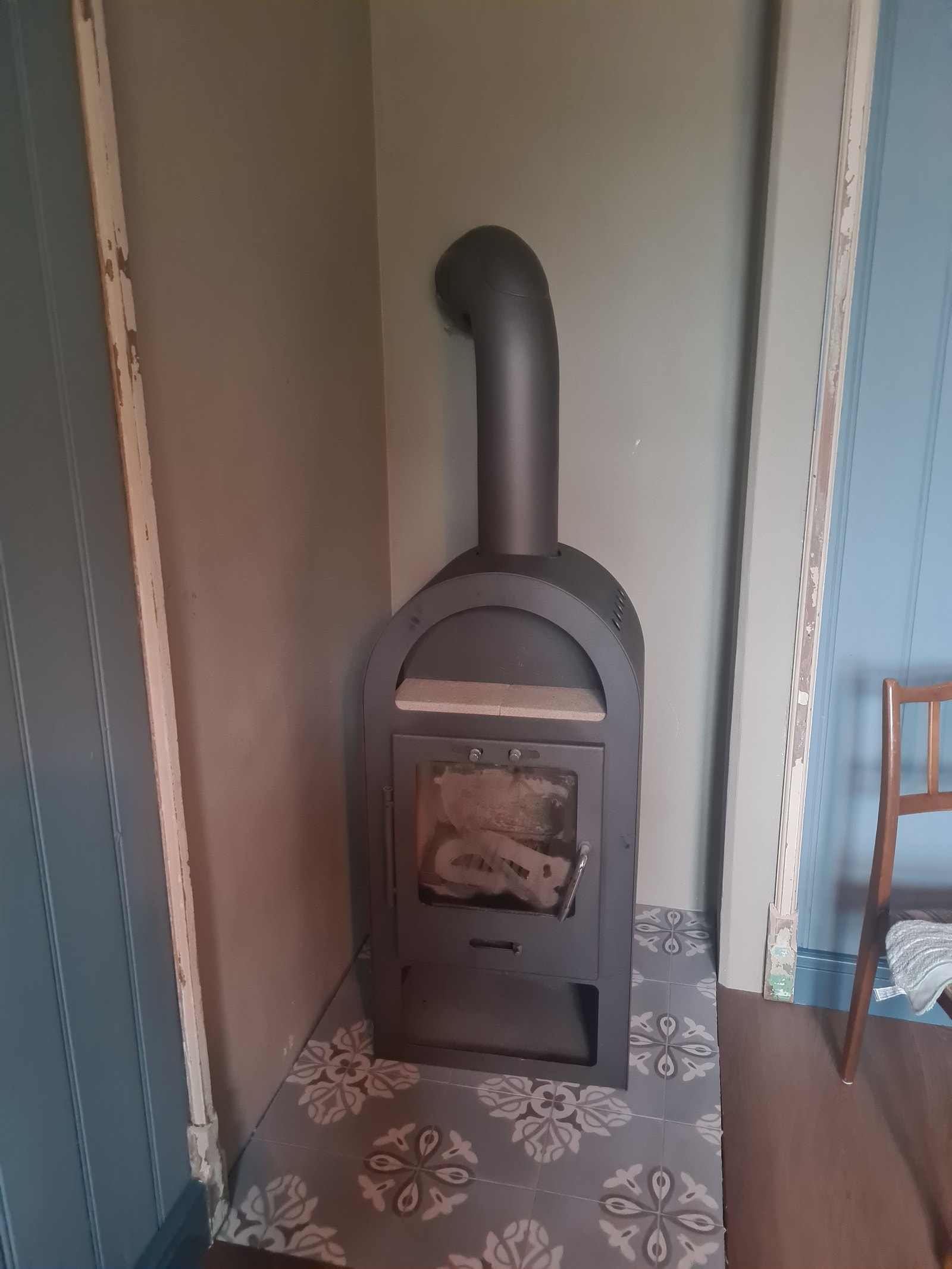 Peis-ovnen som er på kjøkkenet varmer godt Galleribilde