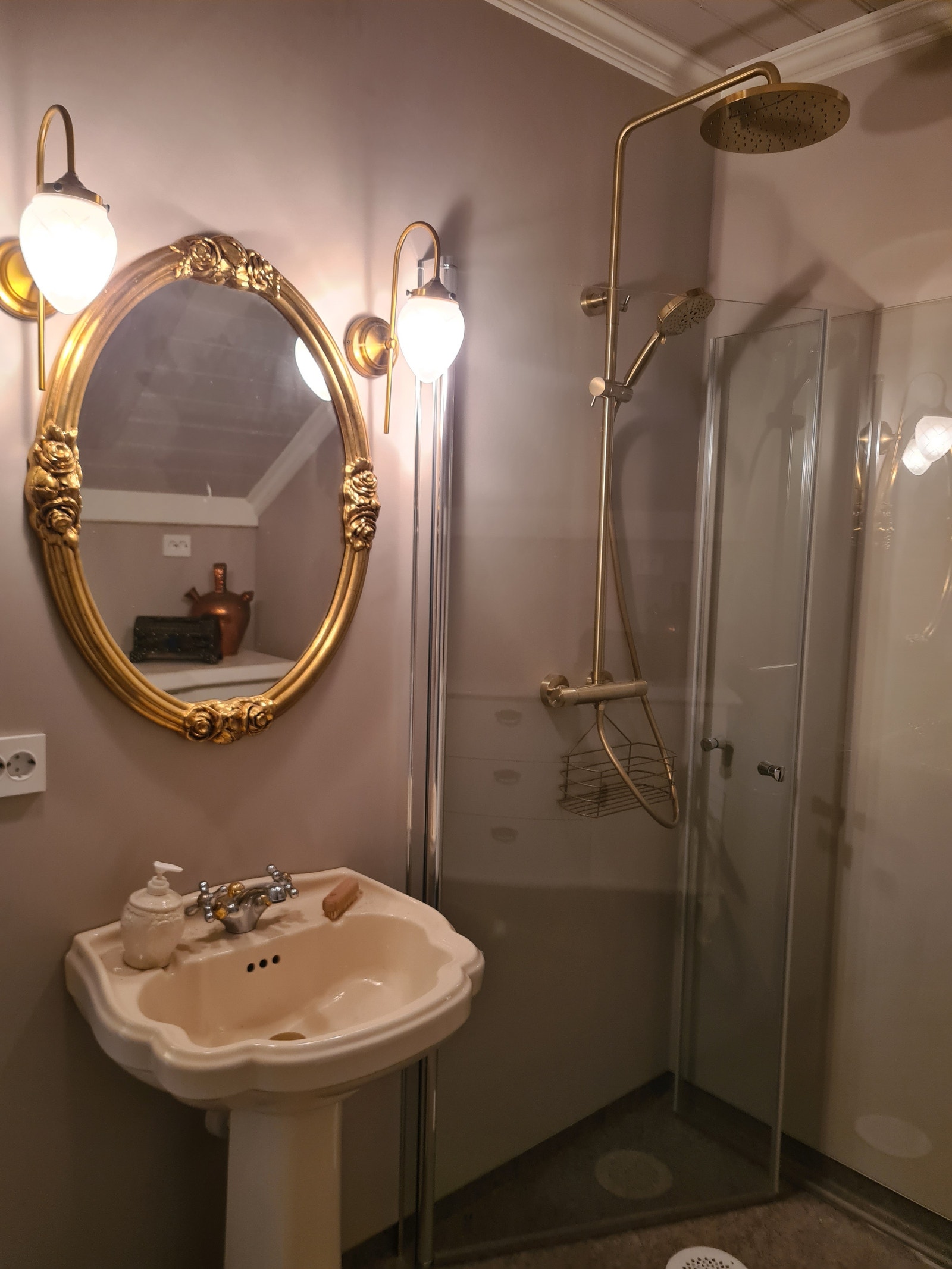 Bad med stor dusj og toalett Galleribilde