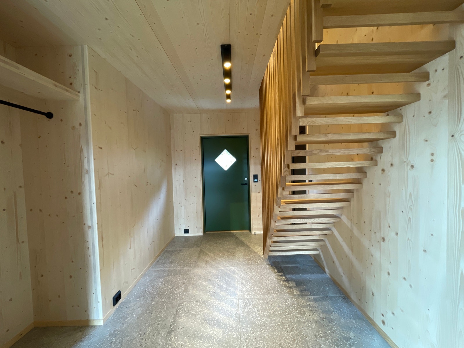 Hall med plassbygd trapp i eik Galleribilde
