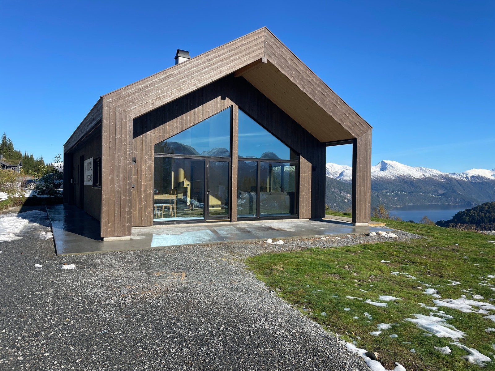 Overbygd veranda som gjør at du kan sitte ute selv om det kommer ei regnskur. Galleribilde