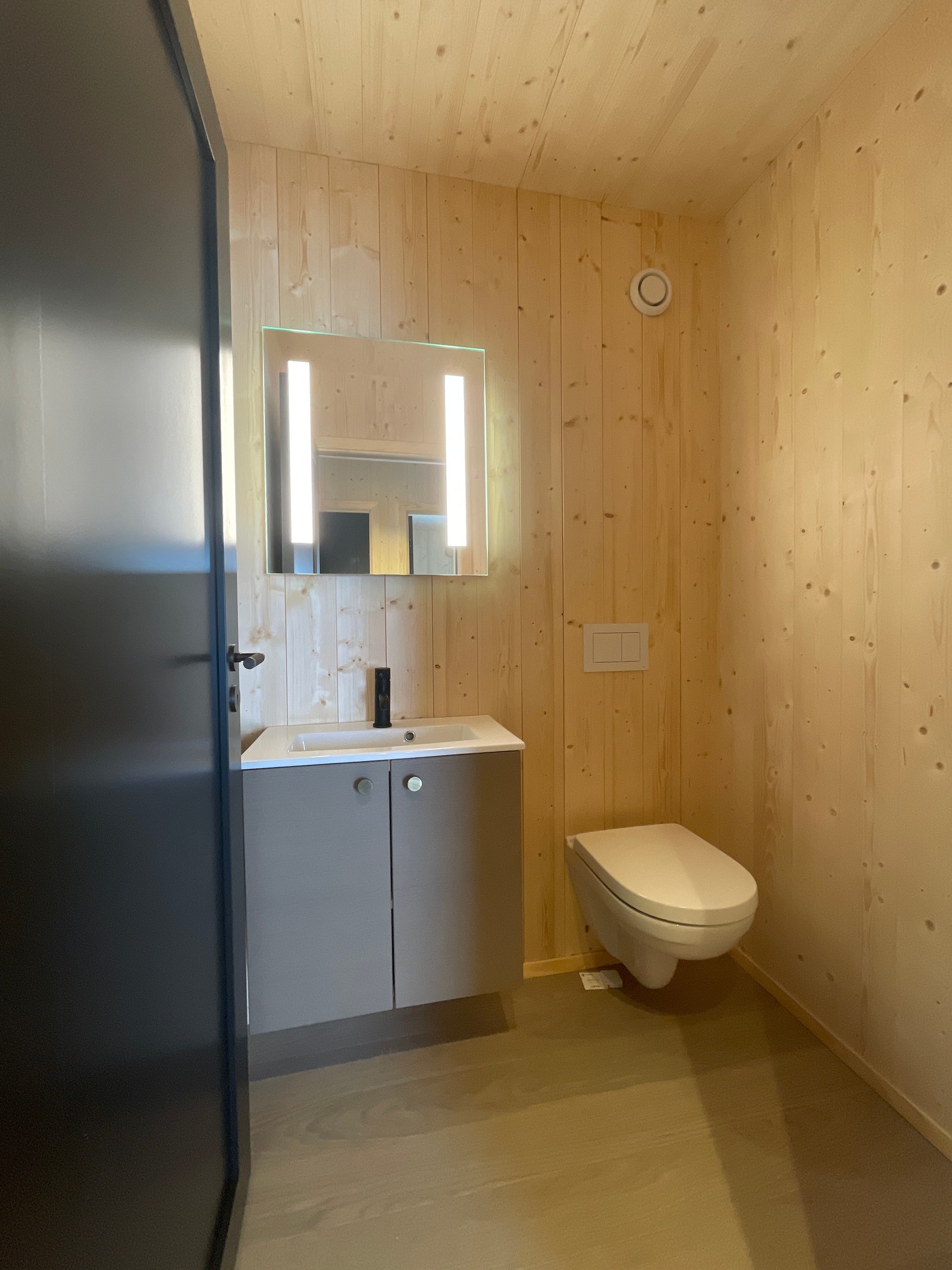 Toalettrom med innredning fra Fossline. Galleribilde