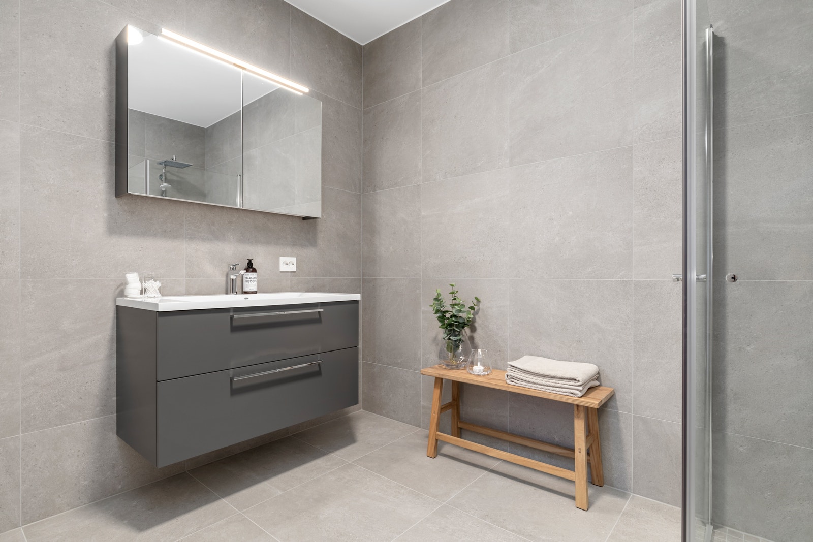 Delikat bad med innreiing frå Sigdal. Fargar og materialval kan tilpassast. Galleribilde