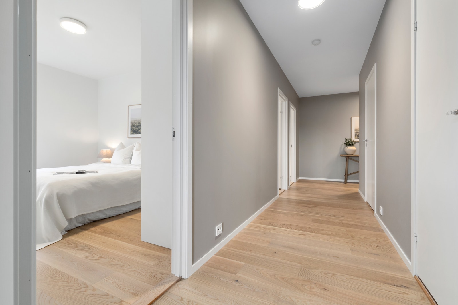 Romsleg entré med god plass til garderobe og oppbevaring. Galleribilde