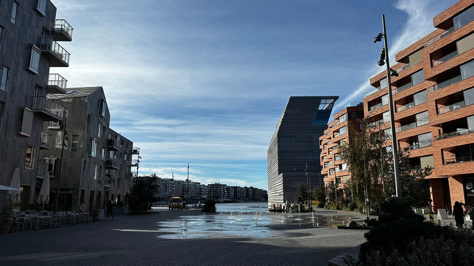 Munch Brygge, fontenen på Stasjonsallmeningen, og Vannkunsten til høyre. Galleribilde