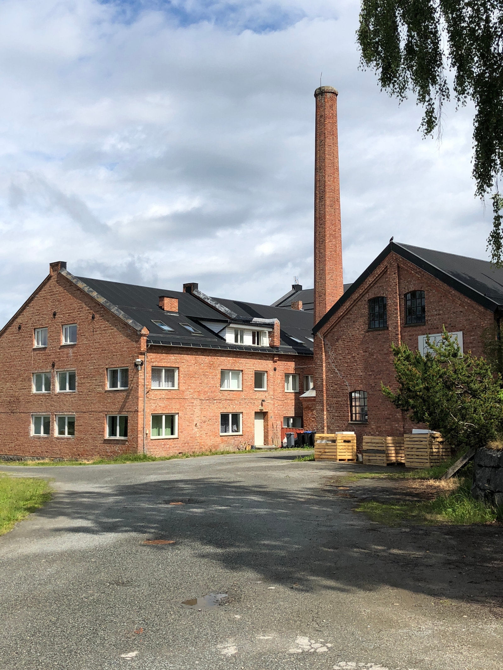 Innkjøringen til Tangen Brenneri Galleribilde