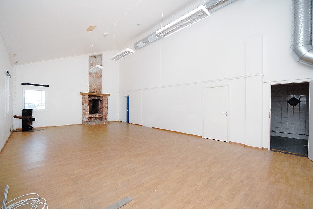 Lillesalen i 1. etg. med oppvarmet gulv og peis Galleribilde