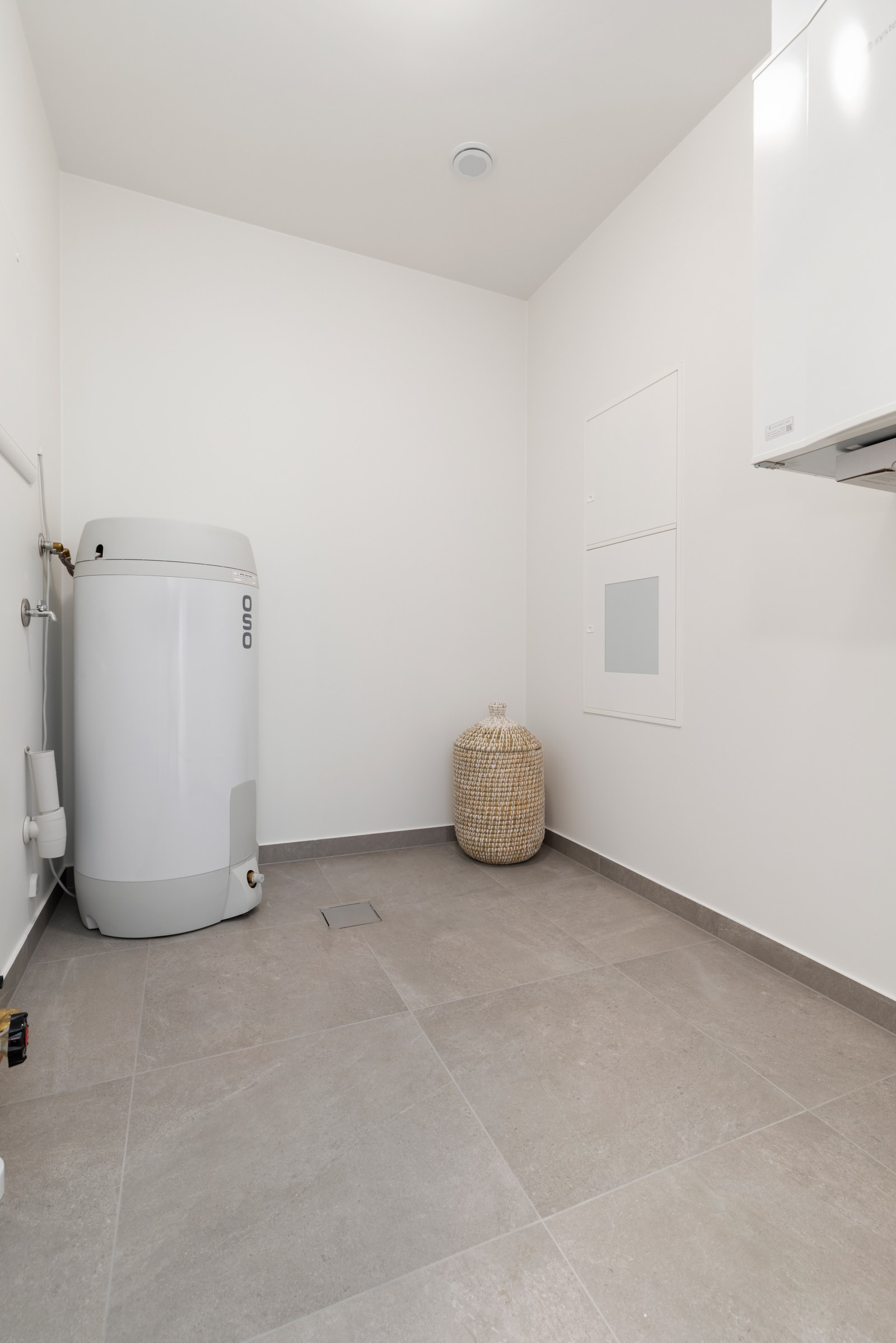 Romslig bod/vaskerom med opplegg for vaskemaskin og tørketrommel. Galleribilde