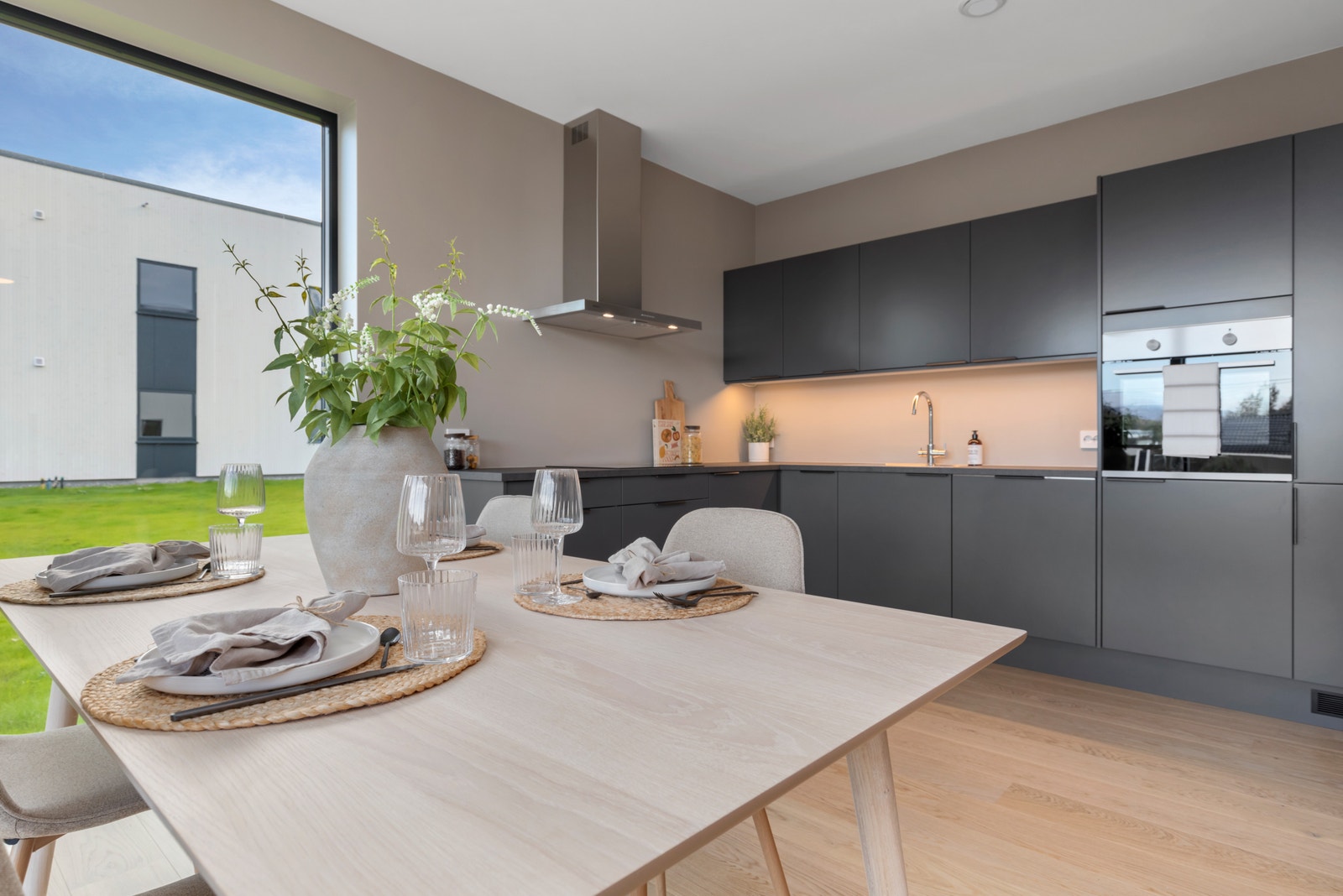 Kjøkkeninnredning og integrerte hvitevarer fra kvalitetsleverandøren Sigdal. Galleribilde