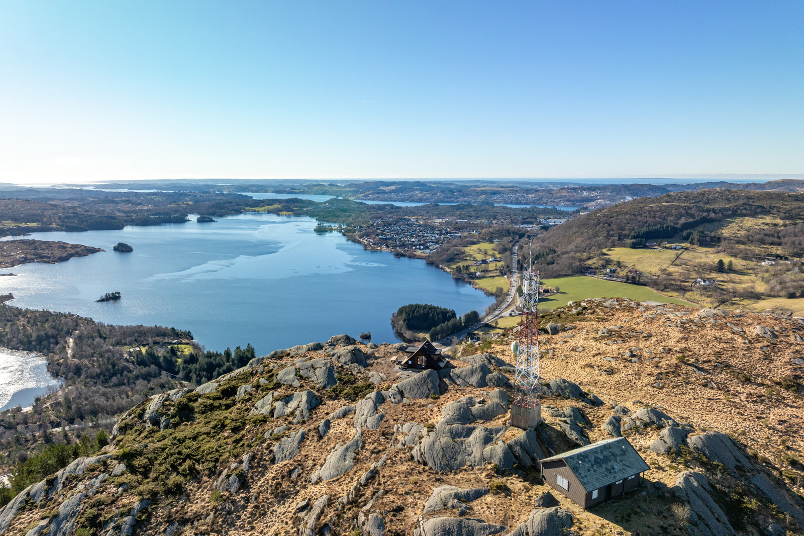 Flotte turområder, med nyere dagsturhytte på Alvanuten i Aksdal