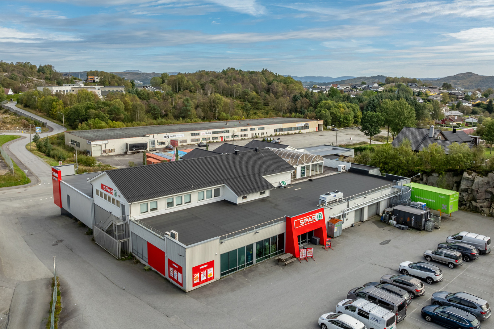 Spar, Gatekjøkken og frisør på Frakkagjerd