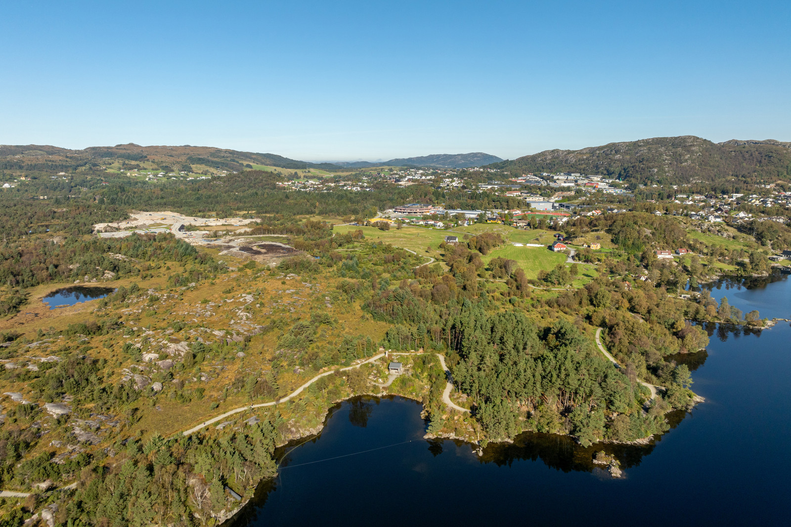 Turløyper ved Aksdalvannet / Eikeskog. Skeiseidfeltet kan ses i bakgrunnen.