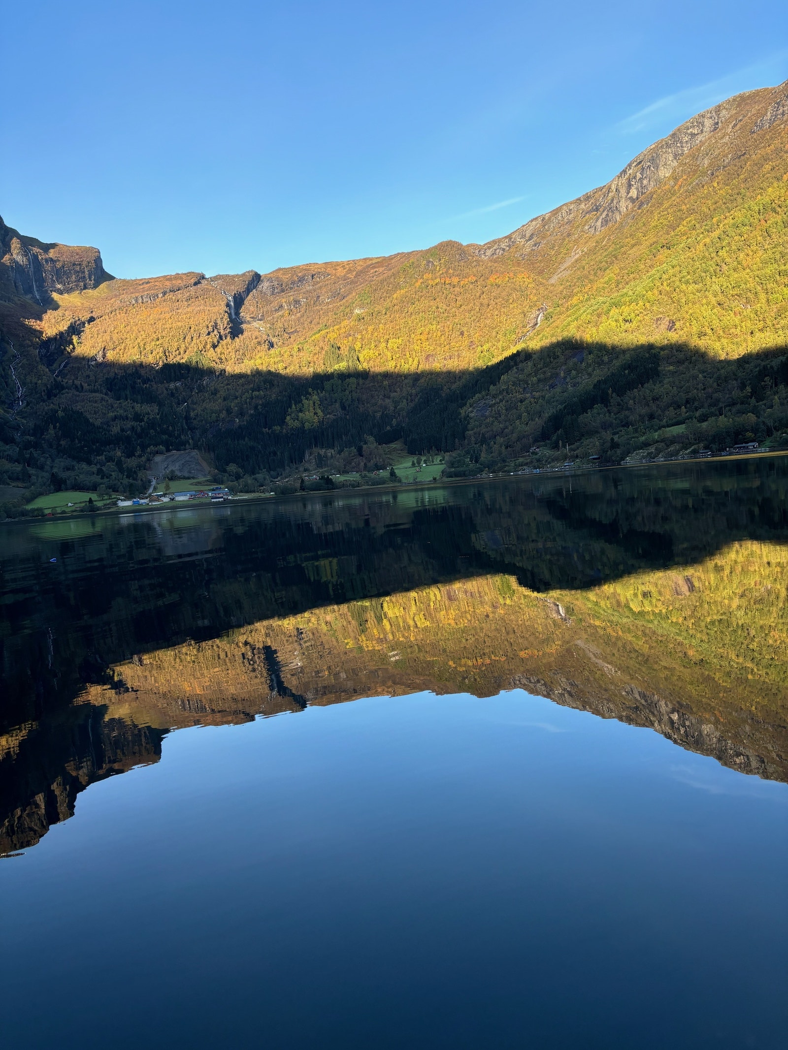 Fra sjøen mot Tenne/Indrefjord Galleribilde