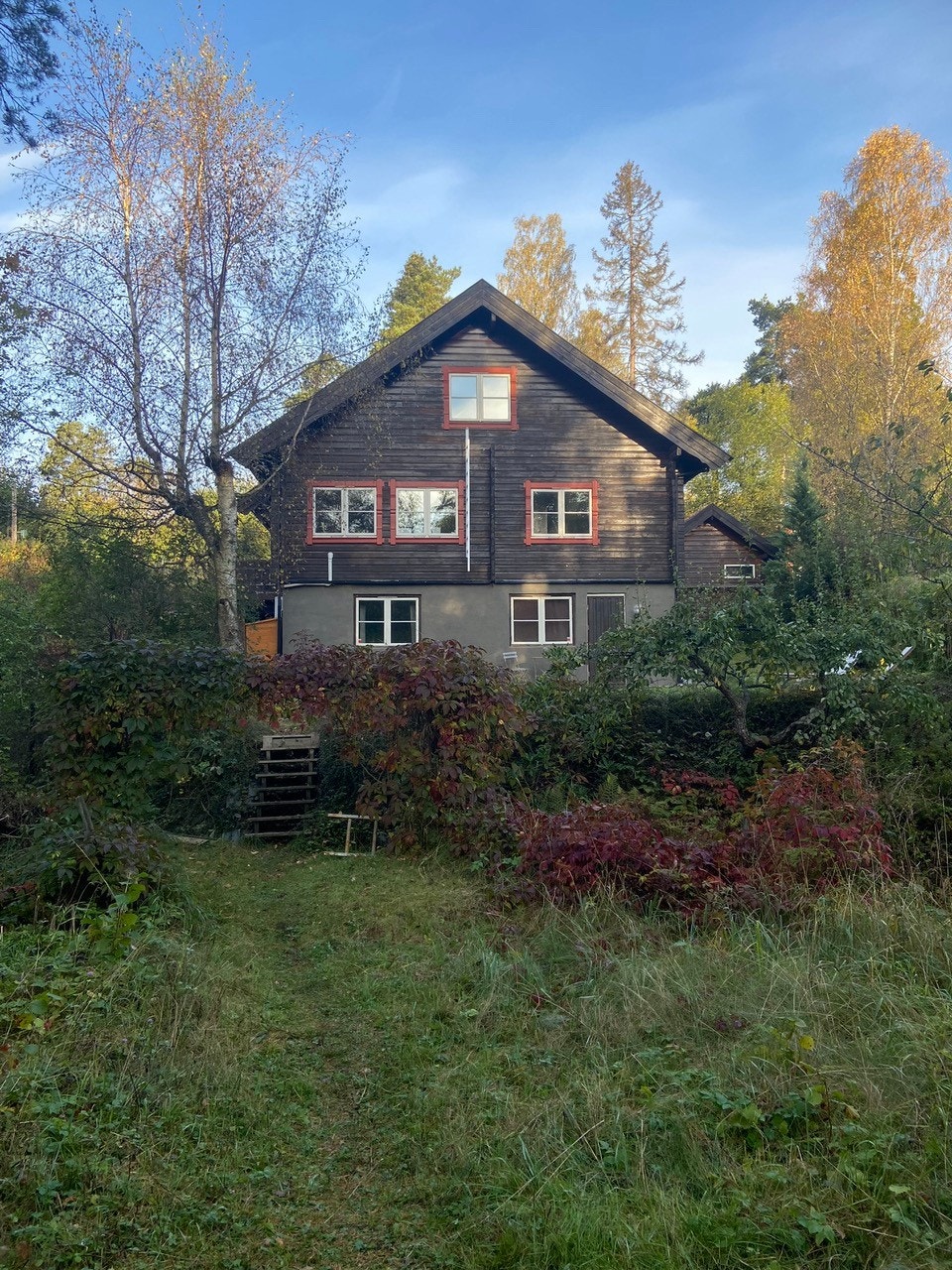 Hybelen ligger i kjelleren til stor enebolig i stille blindvei Galleribilde