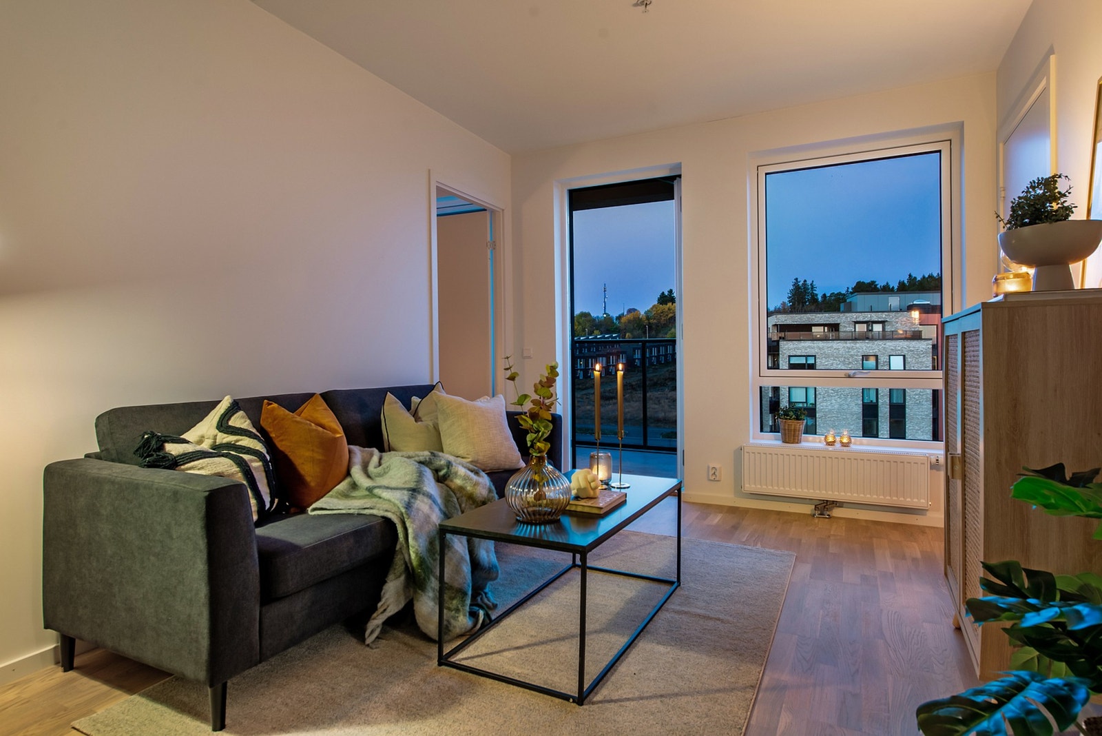 Store vindusflater som sørger for rikelig med naturlig lysinnslipp! Galleribilde