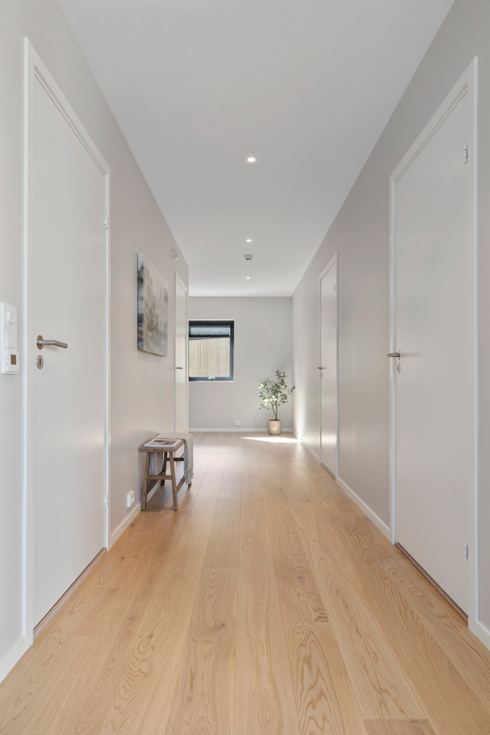 Romslig entré med god plass til skyvedørsgarderobe og anna oppbevaring. Galleribilde