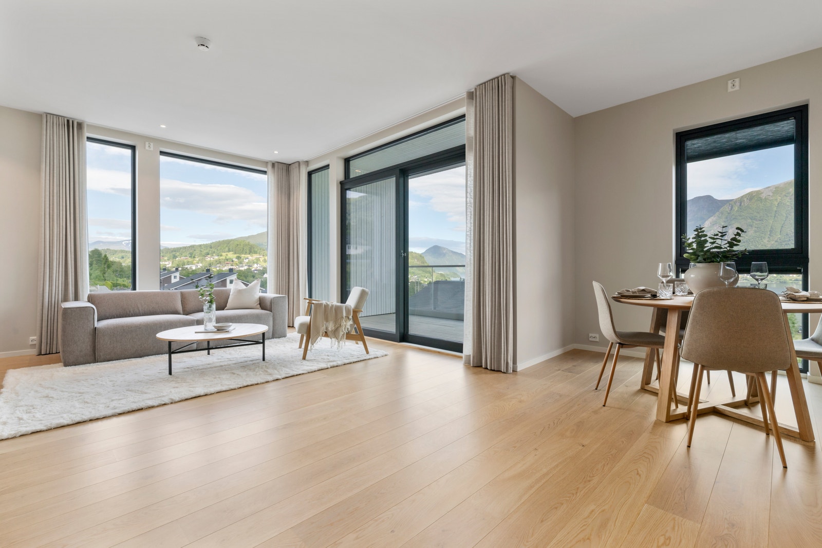 Frå stove er det skyvedør ut til eigen overbygt balkong med glasrekkverk. Galleribilde