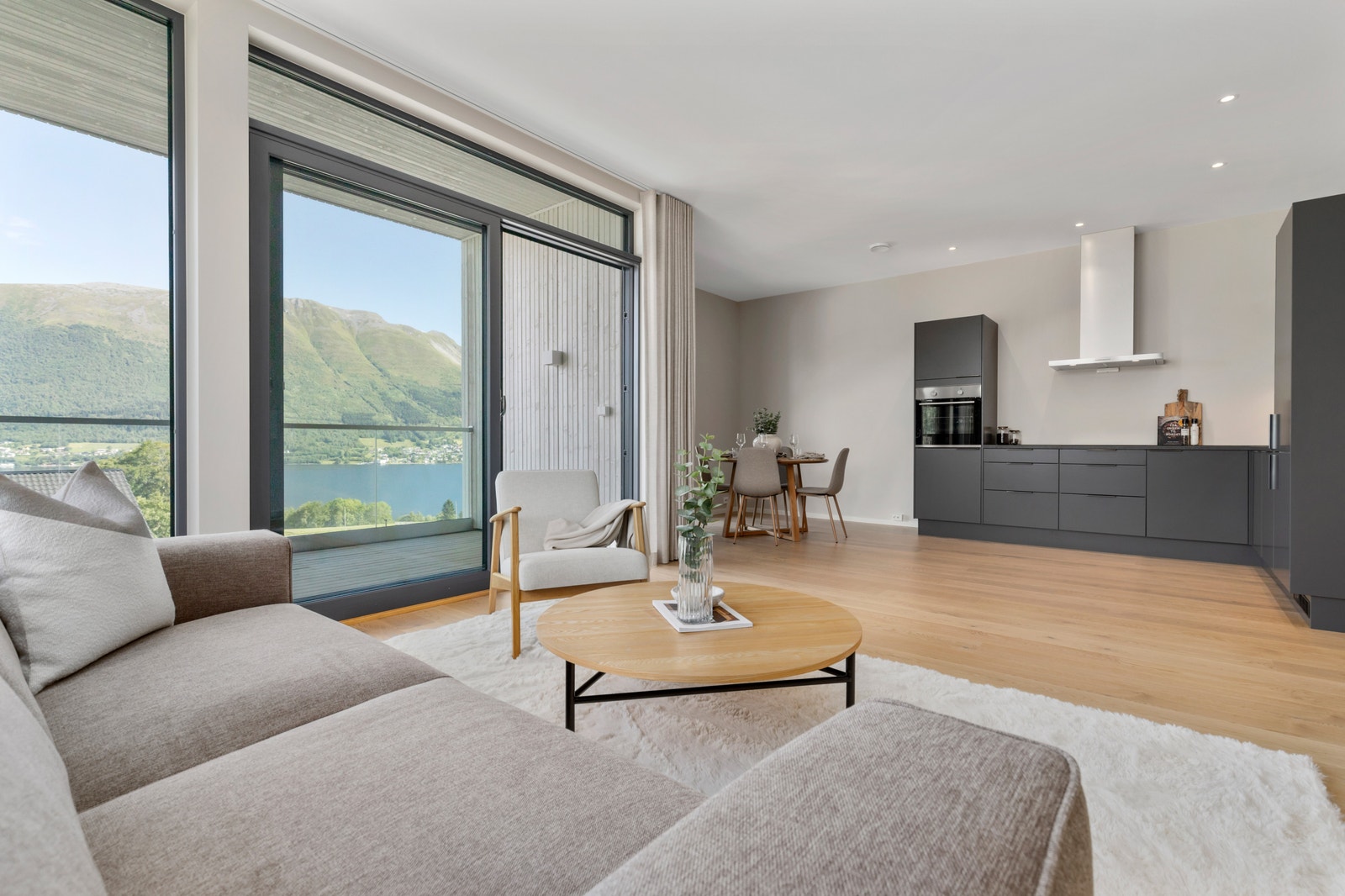 Open stove- og kjøkkenløysing. Lekker 1-stavs eikeparkett og listefri utførelse mot tak og vindauge. Galleribilde