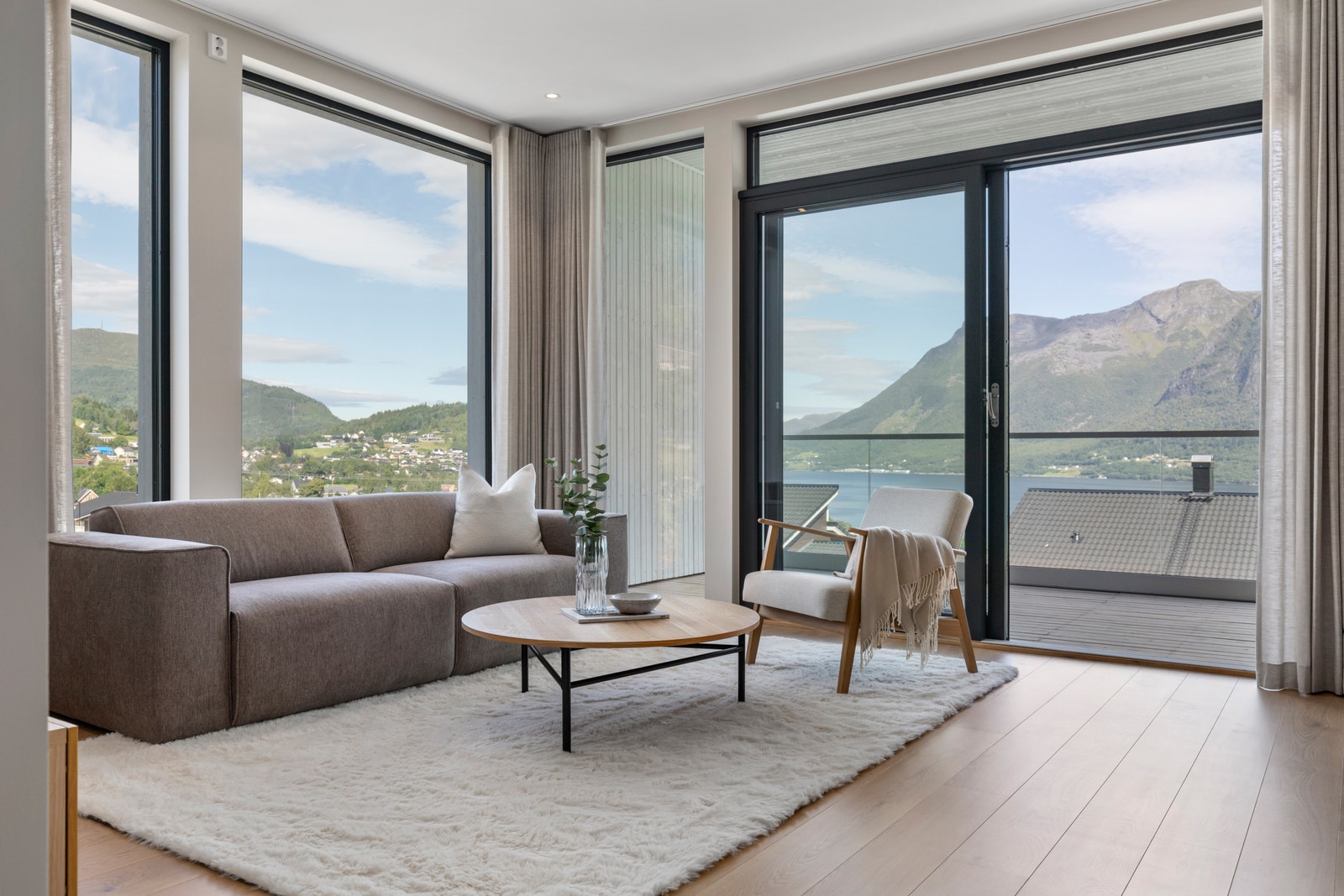 Store vindaugsflater og god takhøgde gir ein god romfølelse. Galleribilde