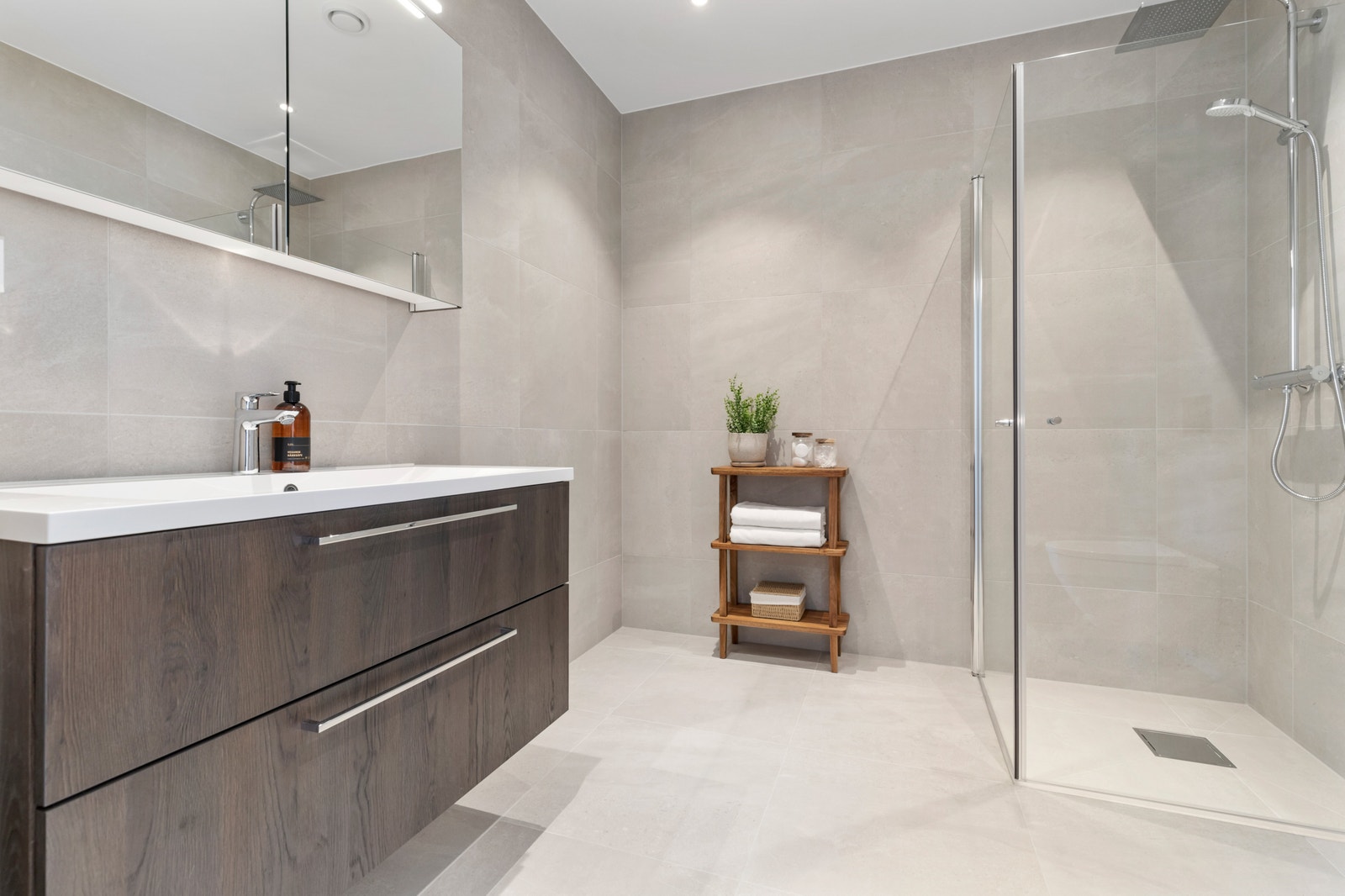 Delikat bad med innreiing frå Sigdal. Fargar og materialval kan tilpassast. Galleribilde