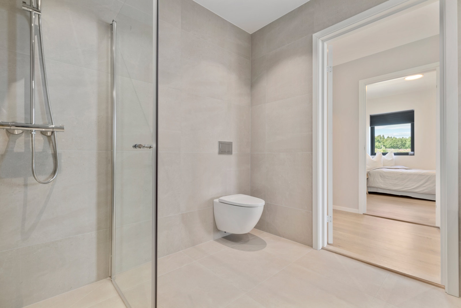 Bad leveres flislagt i delikate farger med varmekabler og deilig komfort. Galleribilde