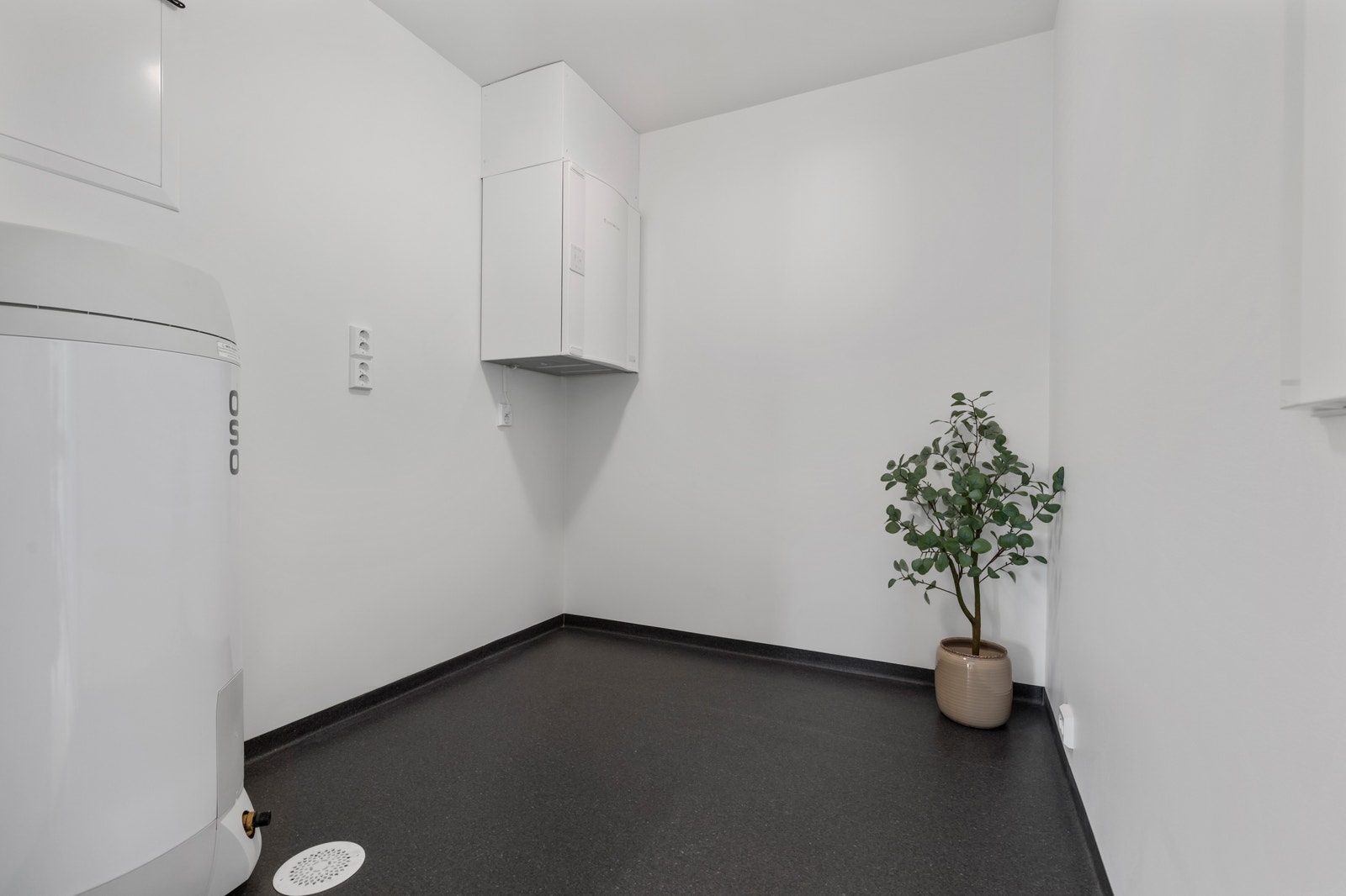 Romsleg bod/vaskerom, med opplegg for vaskemaskin og tørketrommel. Galleribilde