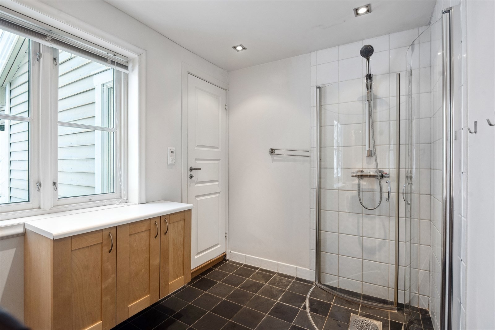 Romslig bad mot dusj Galleribilde