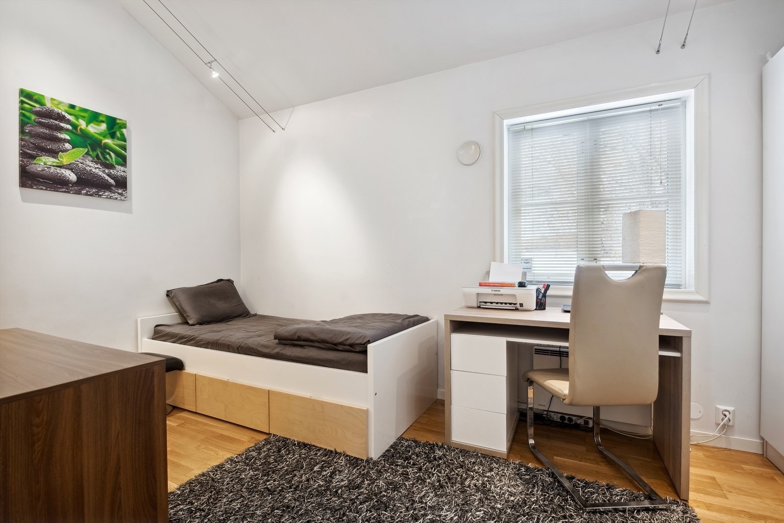 Sov 1. God plass til seng, sofa, kontorplass. Flere garderobeskap. Galleribilde