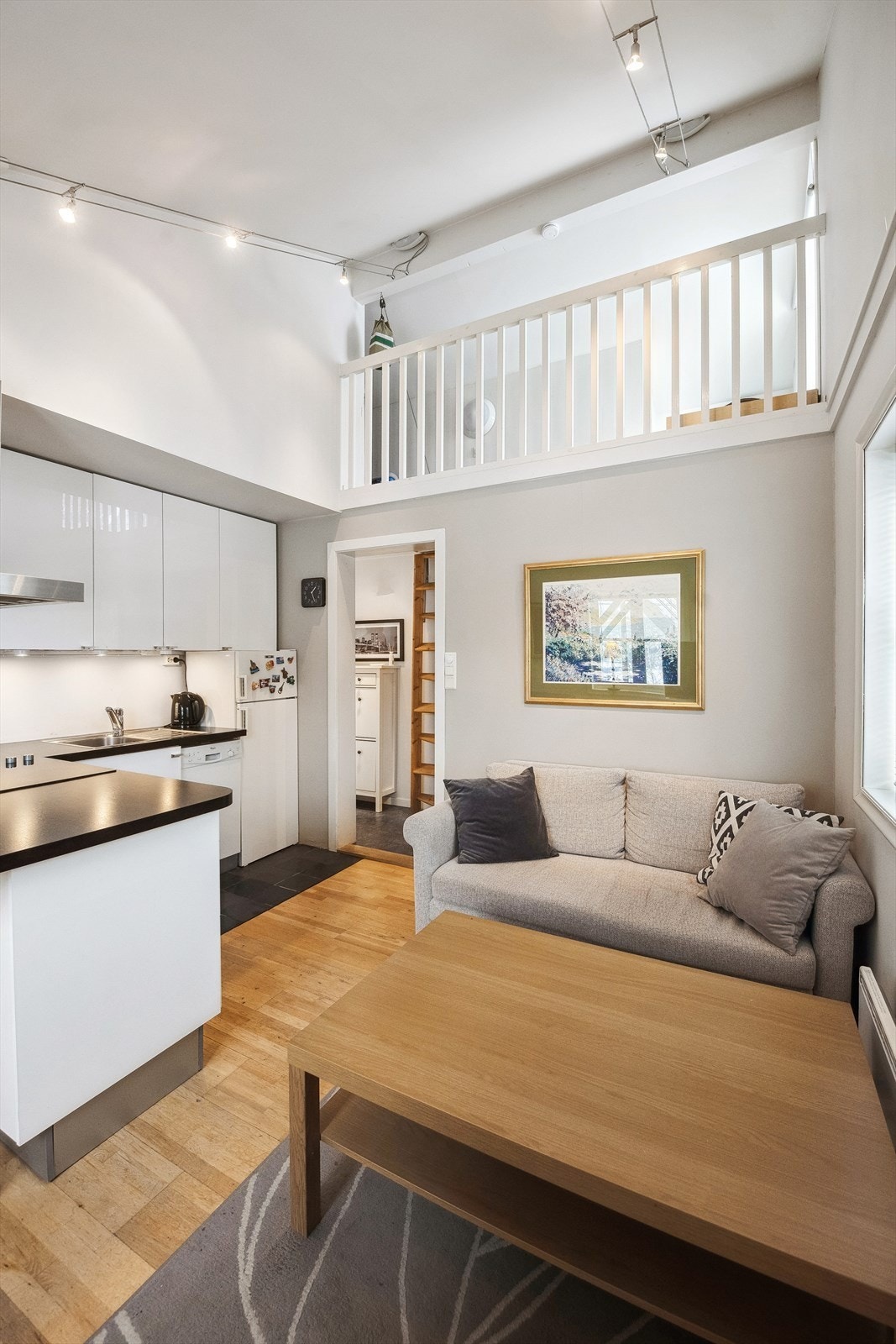 Lys og trivelig stue/kjøkken Galleribilde