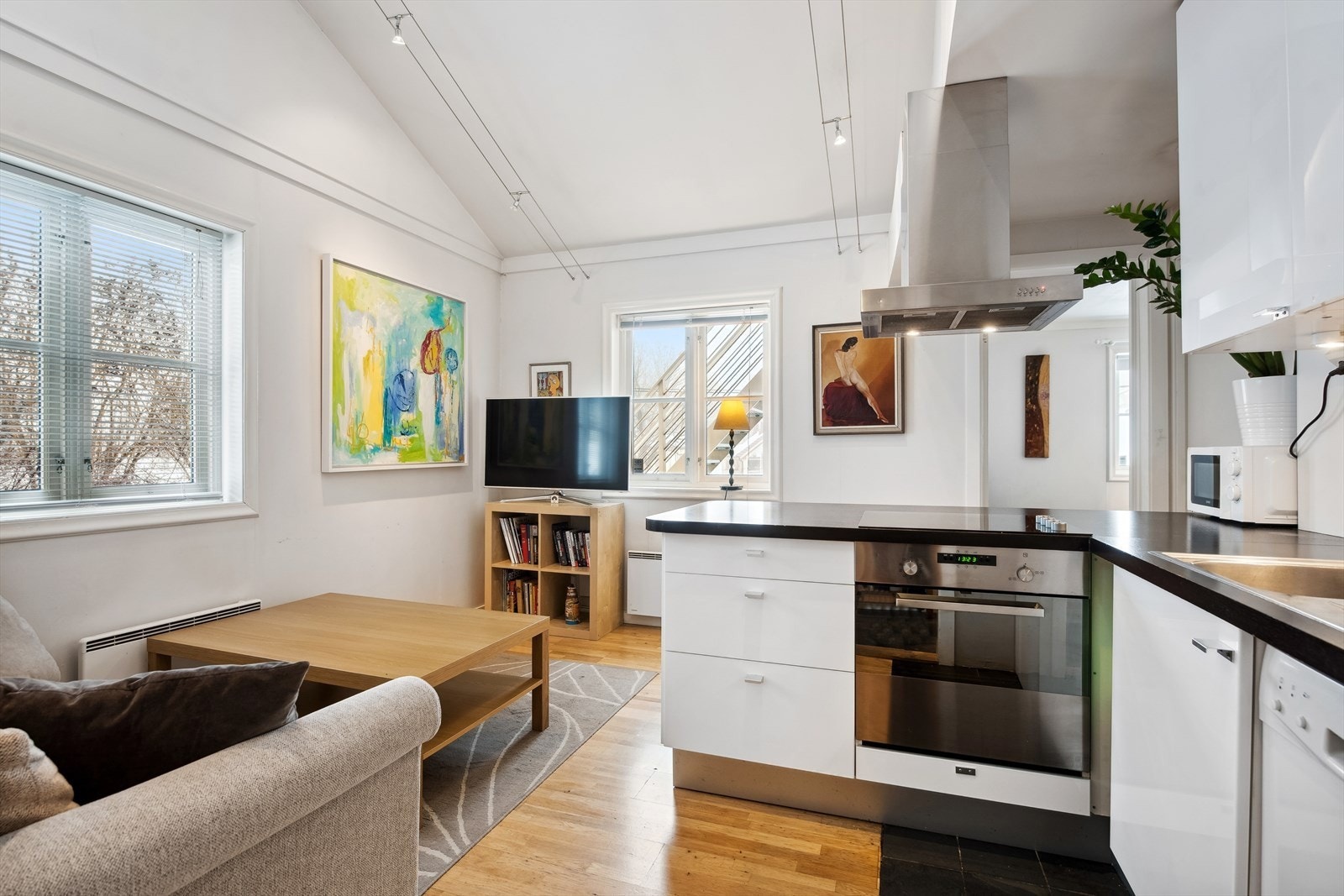 Lys og trivelig stue/kjøkken Galleribilde