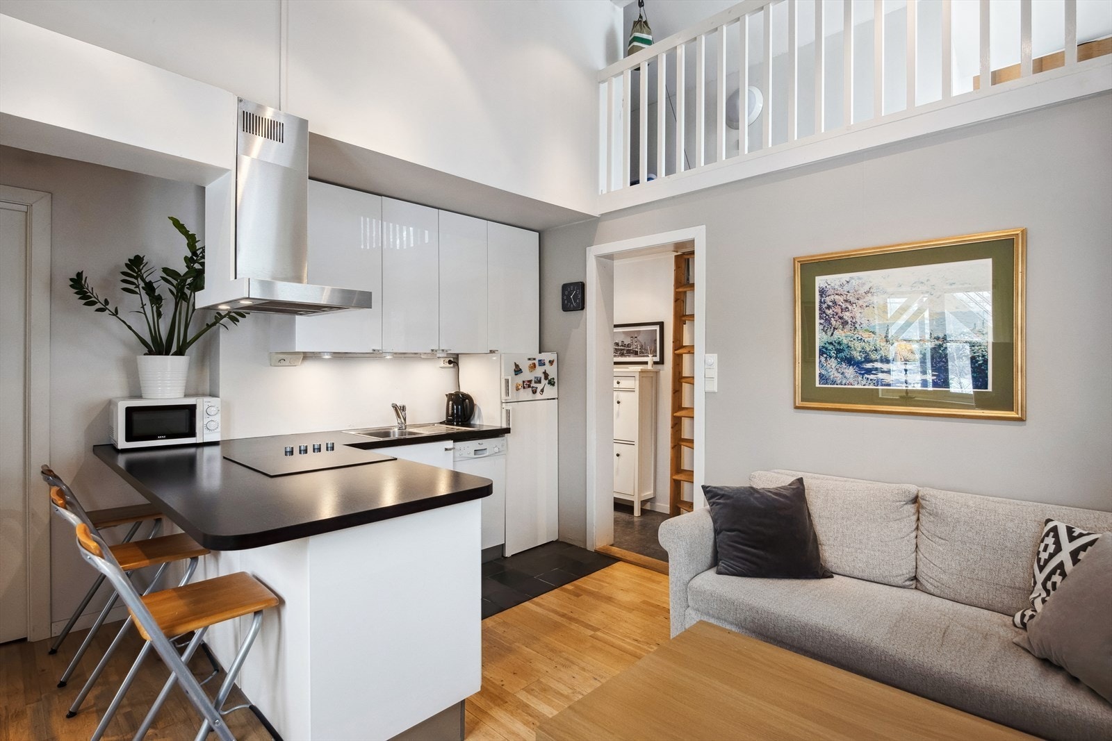 Lys og trivelig stue/kjøkken Galleribilde