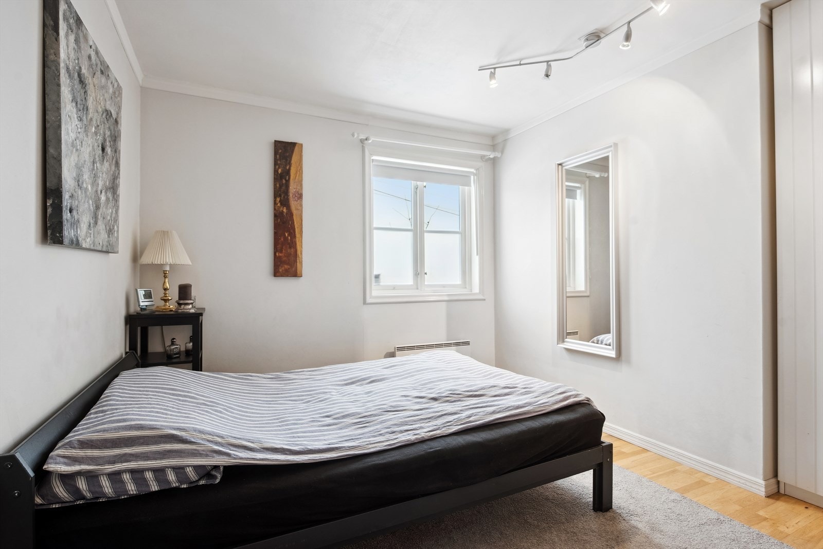 Sov 2. God plass til seng, sofa, kontorplass. Stort garderobeskap. Eller bruk som stue Galleribilde