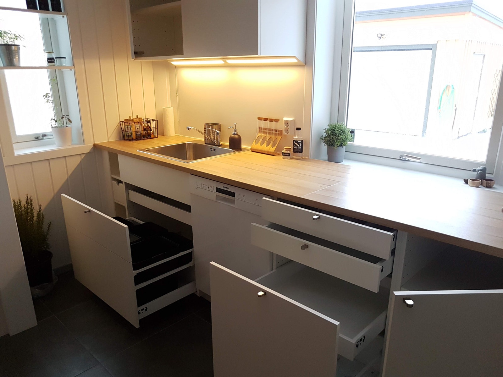 Mye skapplass og hvitevarer Galleribilde