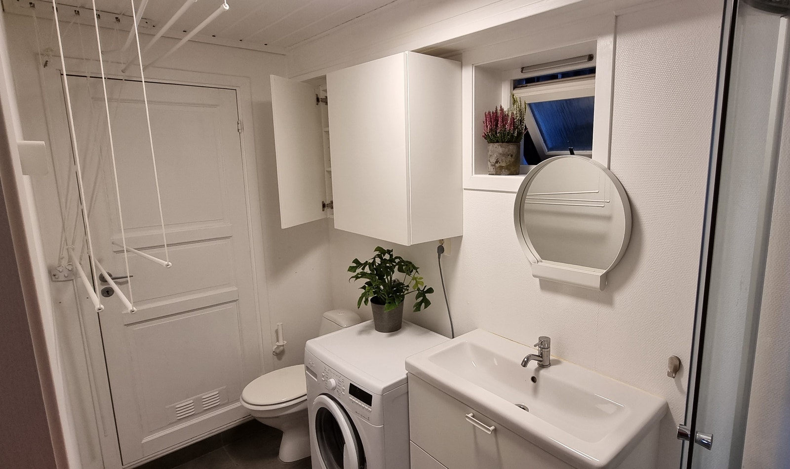 Praktisk innredet baderommet Galleribilde
