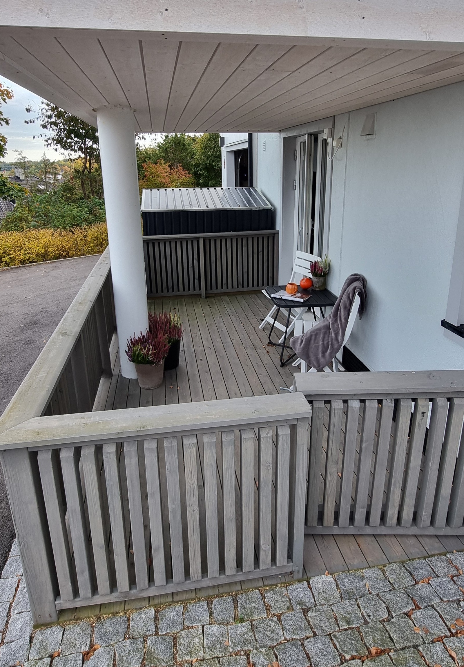 Direkte adgang til terrassen. Møblert med kafebord og 2 stoler Galleribilde